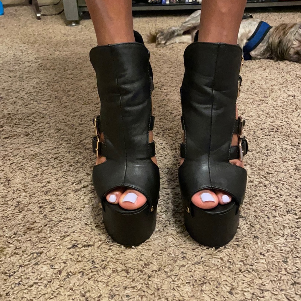 Black and gold platform